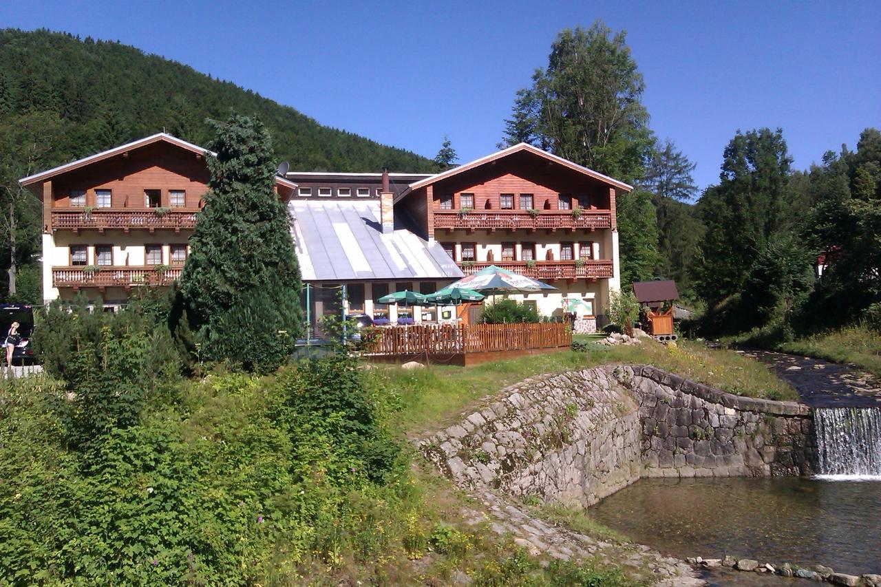 Rodinny "Hotel U Mustku" Desná Extérieur photo